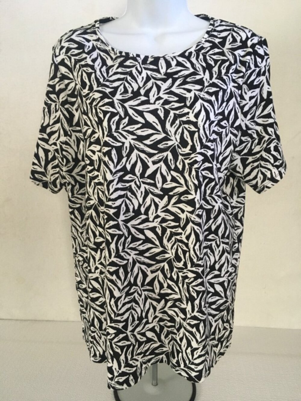 Croft n Barrow Classic Tee Size 0X Black w White Leaf Pattern Short Sleeves